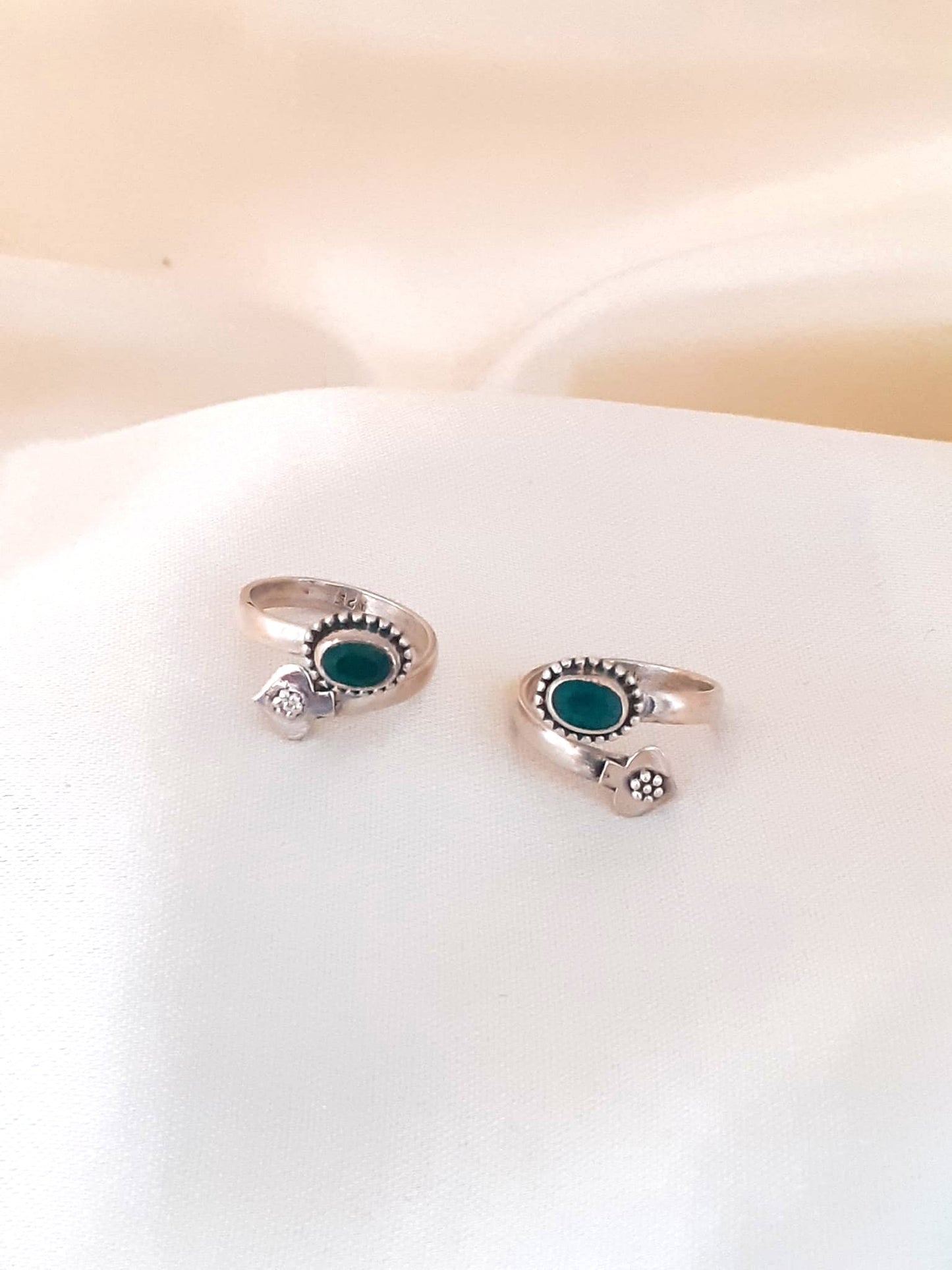 Sterling Silver Jewellery..Sterling Silver Toe Rings Silver Emerald Embeded Toe Rings..Bichue